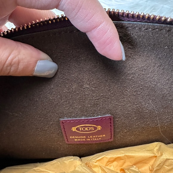 Tod’s Timeless Hobo Bag in Leather Small - Picture 9 of 14